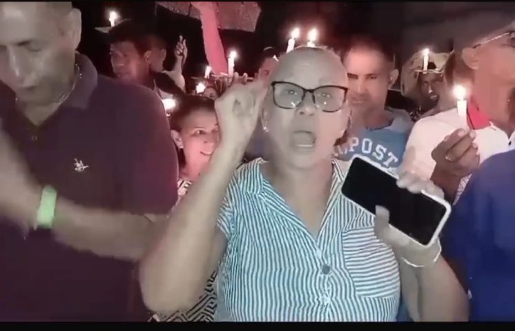 Comunitarios protestan por arreglo de carretera en Moca