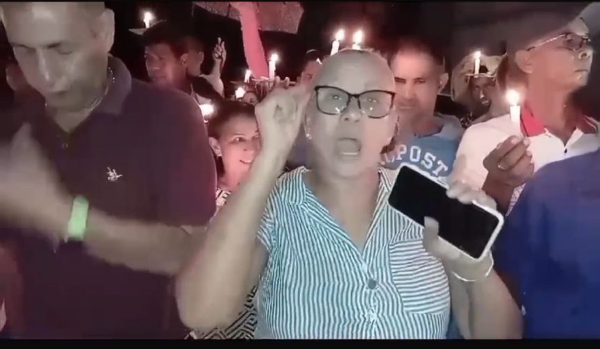Comunitarios protestan por arreglo de carretera en Moca