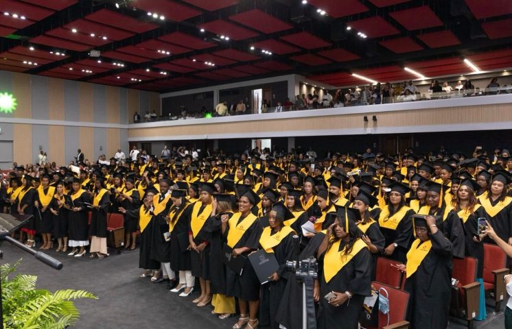 UNIREMHOS celebra su sexagésima tercera graduación con un llamado a ver el futuro del trabajo