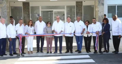Presidente Abinader inaugura nuevo hospital y centro deportivo en Baní