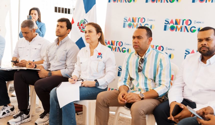 Carolina Mejía escucha y lleva soluciones a los comunitarios de Los Peralejos