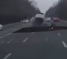 Hombre muere tras caer en un socavón en Corea del Sur