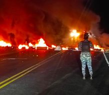 Queman neumáticos en autopista del Nordeste en reclamos de construcción de obras
