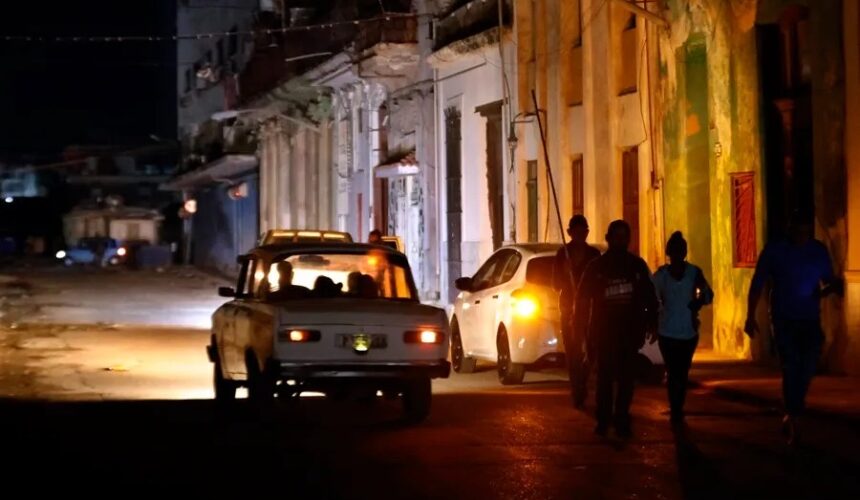 Colapsa de nuevo el sistema eléctrico de Cuba; cuarto apagón nacional en seis meses