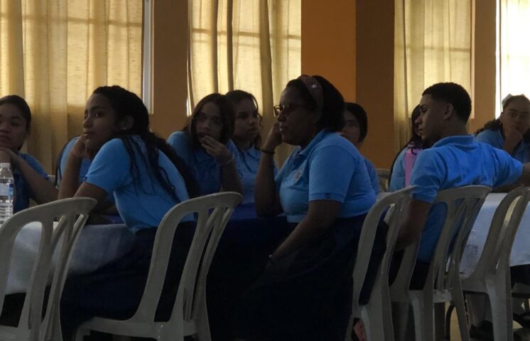 Participación Comunitaria capacita estudiantes en  'almuerza con tu hijo'