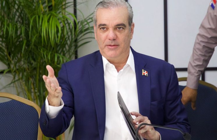 Abinader recuerda tráfico de armas desde EE. UU. hacia Haití fue tema clave en reunión con Kamala Harris en 2023