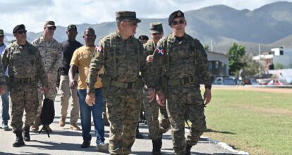 Ministro de Defensa supervisa operatividad de tropas en la frontera sur y norte del país