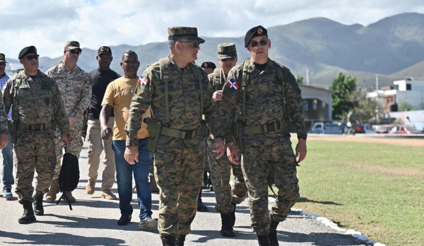 Ministro de Defensa supervisa operatividad de tropas en la frontera sur y norte del país