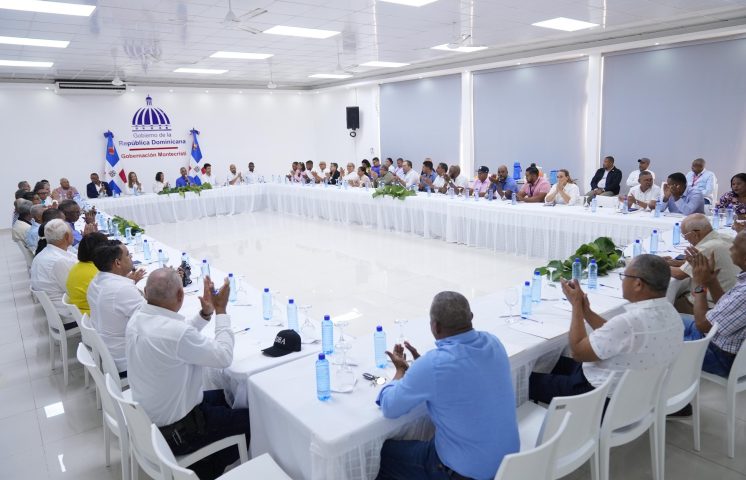 Ministro Joel Santos anuncia la instalación de 600 lámparas para el alumbrado público en Montecristi