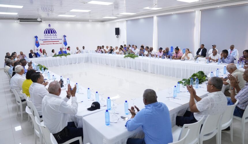 Ministro Joel Santos anuncia la instalación de 600 lámparas para el alumbrado público en Montecristi