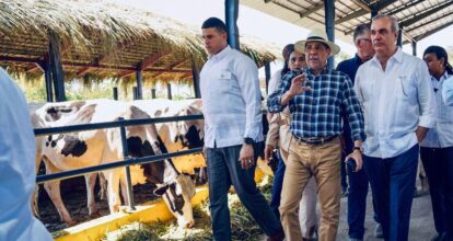 Presidente Abinader y Ministro de Agricultur visitan el Centro Genético Ysura en D1 Ganadero, Azúa