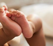 Nacimientos de niños de madres venezolanas, haitianas y peruanas retribuye caída de fecundidad en Chile 