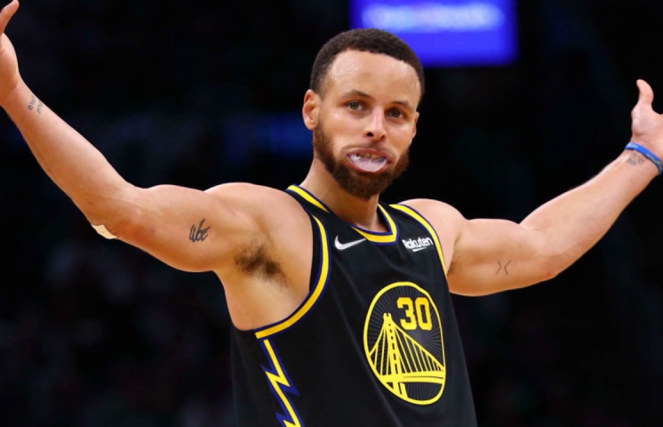 Video| Stephen Curry encesta un tiro imposible desde las gradas a más de 100 pies de distancia