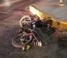 Fallece joven tras chocar su motocicleta contra un poste del tendido eléctrico 