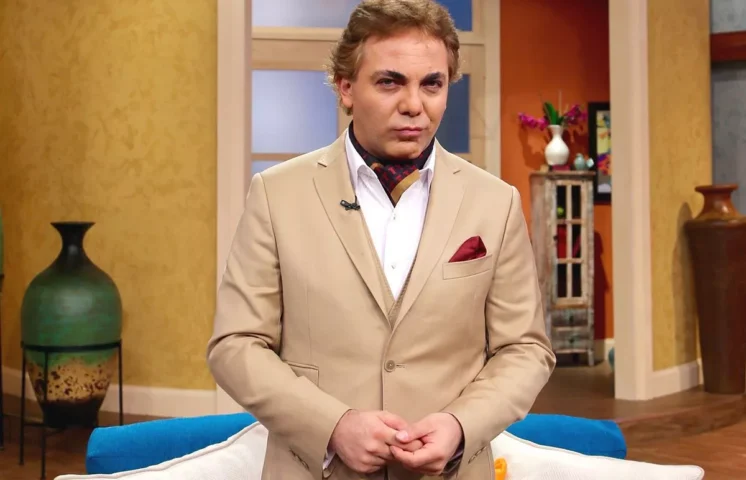 Cristian Castro regresa a la escuela para terminar la secundaria 