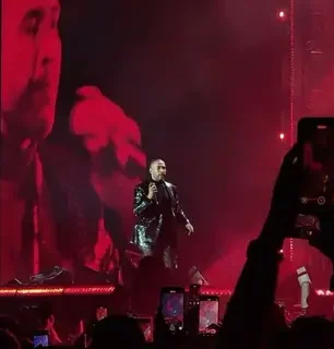 Don Omar interrumpe concierto para expulsar a una fan 
