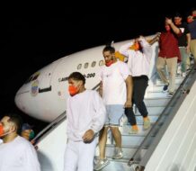 Venezuela recibe primer criminal de alto perfil deportado desde EE.UU. en vuelo con 175 migrantes