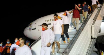 Venezuela recibe primer criminal de alto perfil deportado desde EE.UU. en vuelo con 175 migrantes