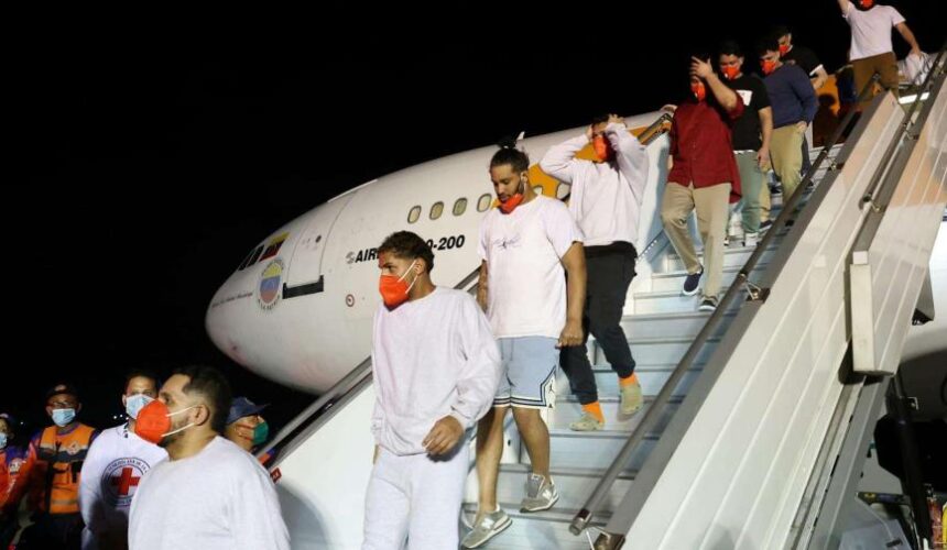 Venezuela recibe primer criminal de alto perfil deportado desde EE.UU. en vuelo con 175 migrantes