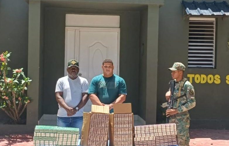 Migración cancela inspector de control migratorio arrestado por contrabando de cigarrillos