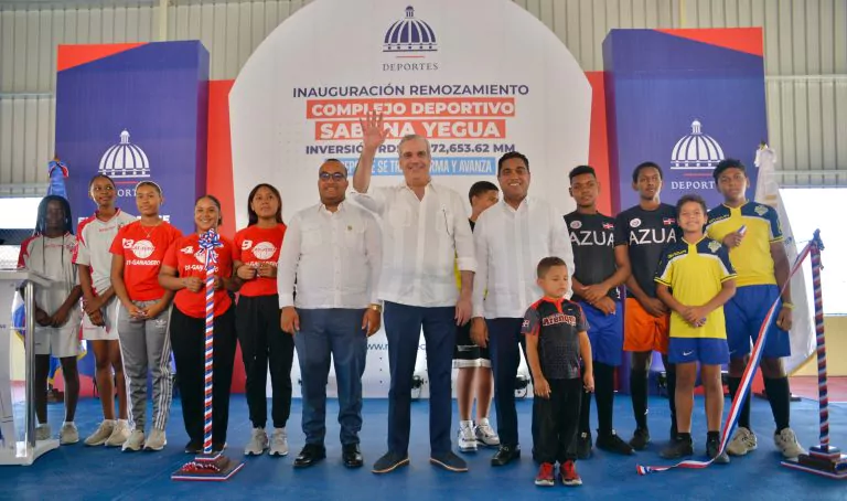 Presidente Abinader inaugura centro deportivo en Azua