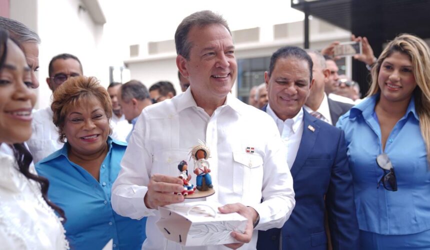 Alcalde de Santo Domingo Oeste reconoce al ministro Ito Bisonó con la entrega de la Llave de la Ciudad