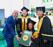 Ricardo de los Santos asiste a graduación ordinaria de UTECO