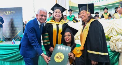 Ricardo de los Santos asiste a graduación ordinaria de UTECO