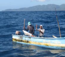 Denuncian supuesto abuso de ARD a pescadores de Samaná tras quema de chinchorro 