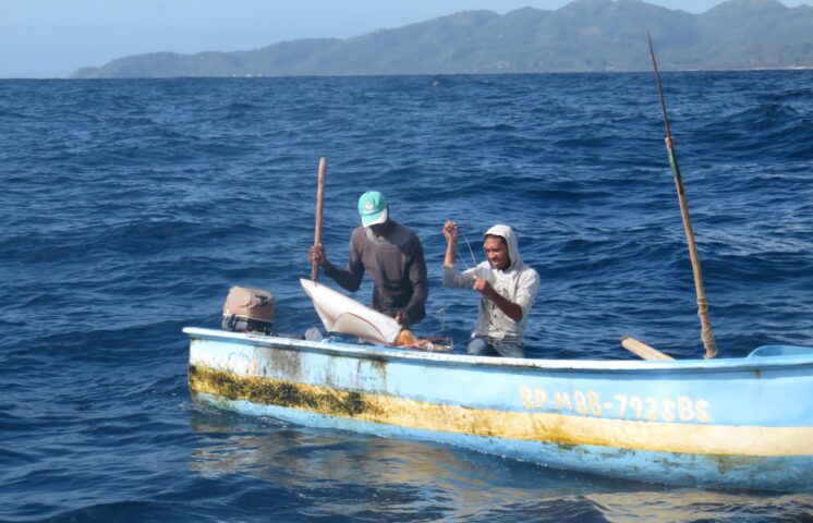 Denuncian supuesto abuso de ARD a pescadores de Samaná tras quema de chinchorro 