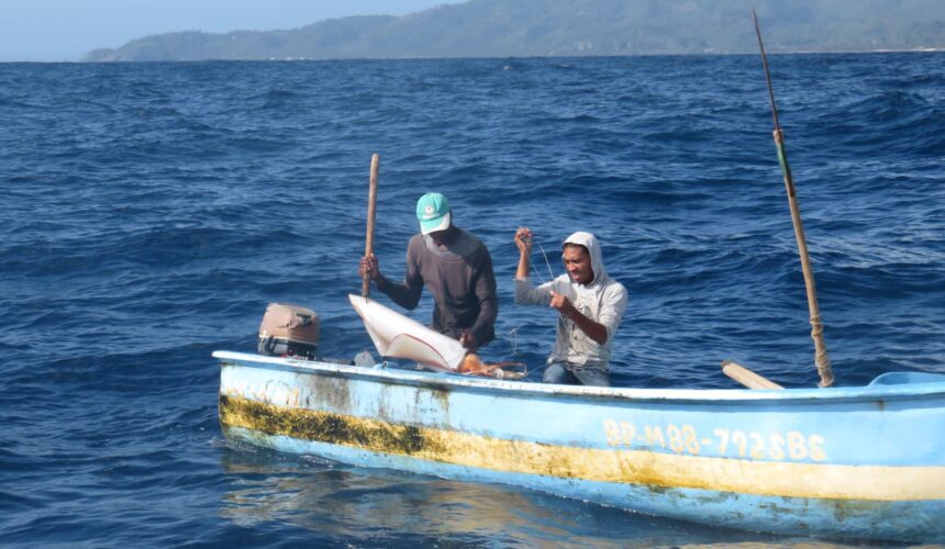 Denuncian supuesto abuso de ARD a pescadores de Samaná tras quema de chinchorro 