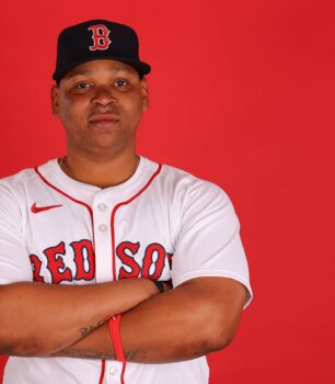 Rafael Devers se adapta como bateador en el equipo de Medias Rojas