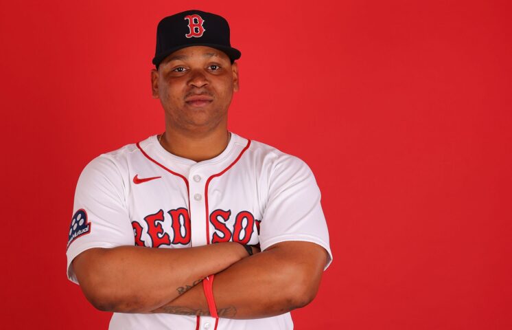 Rafael Devers se adapta como bateador en el equipo de Medias Rojas