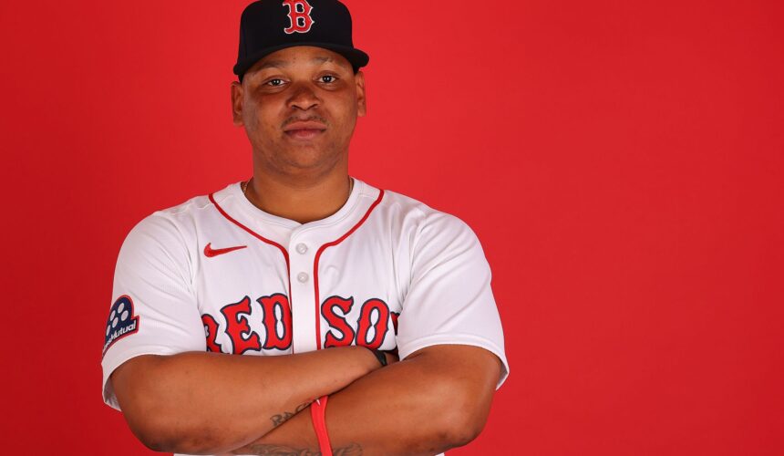 Rafael Devers se adapta como bateador en el equipo de Medias Rojas