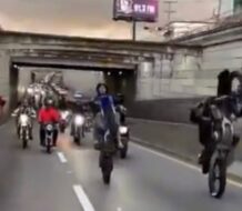 Detienen a motociclistas por hacer acrobacias en túnel de la 27 de Febrero