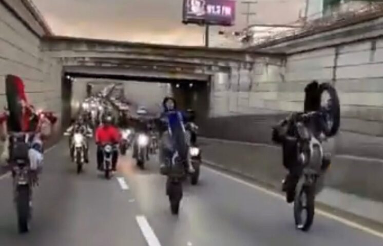 Detienen a motociclistas por hacer acrobacias en túnel de la 27 de Febrero