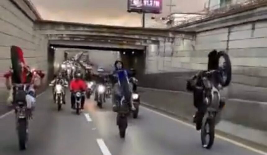 Detienen a motociclistas por hacer acrobacias en túnel de la 27 de Febrero