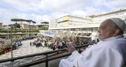 El médico que trató al papa Francisco: «Tuvimos que elegir entre dejarlo ir o probar con todo»
