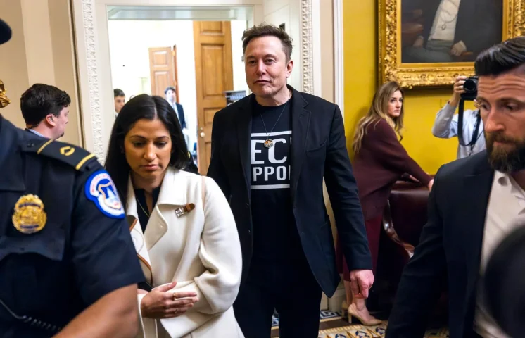 Musk denuncia un ciberataque