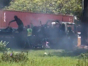 DIGESETT solicita investigar incendio de grúa con motocicletas en Las Américas 