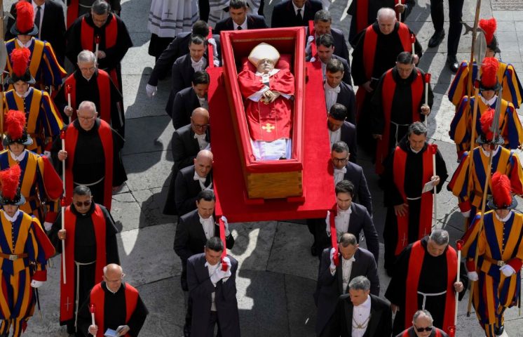 Último día para despedirse del Papa Francisco; Roma se blinda para su funeral  