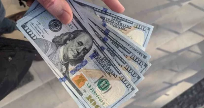El precio del dólar casi llega a su nivel más bajo desde 2024