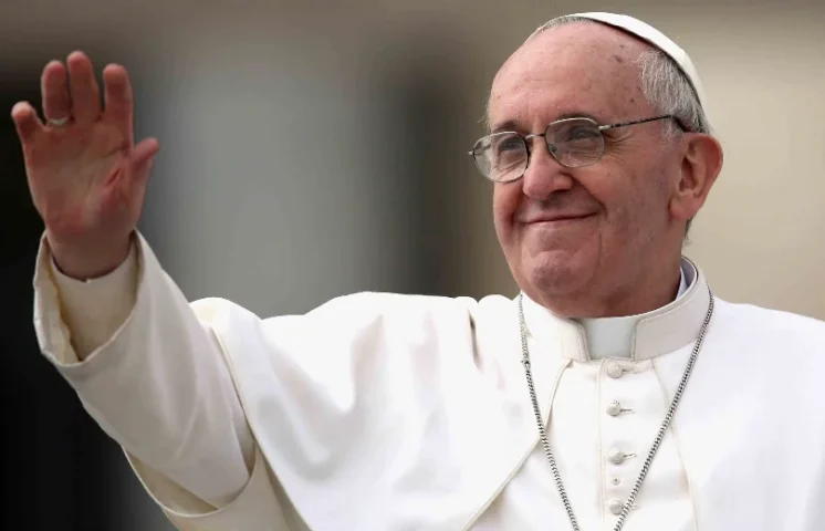 Expresidente Fernández lamenta muerte del papa y resalta legado de fe