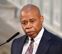 Nueva York se prepara para prohibir los celulares en las escuelas en el próximo curso