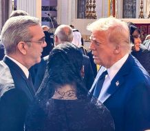 Abinader y Trump conversan brevemente durante ceremonial al Papa Francisco