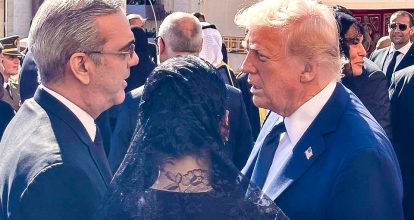 Abinader y Trump conversan brevemente durante ceremonial al Papa Francisco