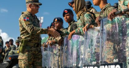 Ministro de Defensa visita Friusa y Mata Mosquito para supervisar operaciones