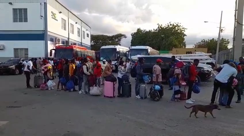 Haitianos continúan saliendo voluntariamente del país huyendo de medidas migratorias