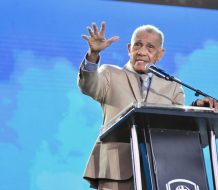 Pastor Molina tilda de “mentes poseídas por Satán” a quienes pretendan unir la isla con Haití