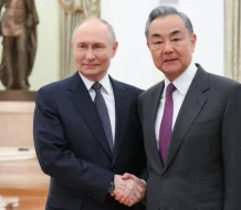 El jefe de la diplomacia china se reúne con Vladímir Putin
